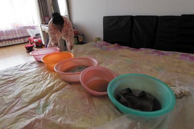扎兰屯楼上漏水，住户失联，小区没物管，业主维权难！律师来支招……